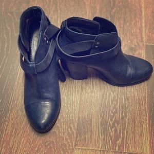 Rag and Bone Harlow booties in calf leather navy